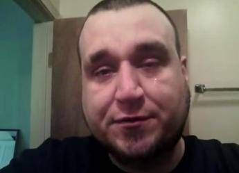 Filma il suo attacco di panico in un video virale sul web/Video Filma il suo attacco di panico in un video virale sul web/Video