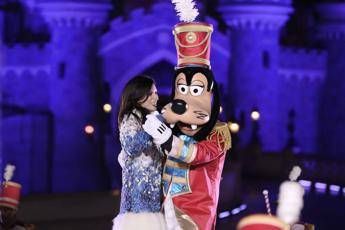 Laura Pausini regina del Natale a Disneyland Paris /Video Laura Pausini regina del Natale a Disneyland Paris /Video