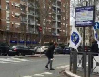 Roma, ex consigliere Peciola versa disinfettante intorno a gazebo Lega /Video Roma, ex consigliere Peciola versa disinfettante intorno a gazebo Lega /Video