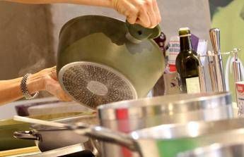Sostanze chimiche rischiose dalle padelle alle plastiche: il decalogo per difendersi Sostanze chimiche rischiose dalle padelle alle plastiche: il decalogo per difendersi