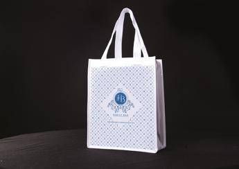 In altri Paesi il porta-avanzi è la 'doggy bag', da noi si chiamerà 'Family bag' In altri Paesi il porta-avanzi è la 'doggy bag', da noi si chiamerà 'Family bag'