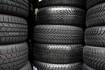 Sicurezza stradale, dal 15 novembre scatta obbligo pneumatici invernali Sicurezza stradale, dal 15 novembre scatta obbligo pneumatici invernali