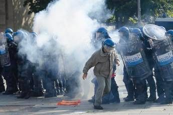 Tensione a Milano per uno sgombero, pietre contro gli agenti: sei feriti Tensione a Milano per uno sgombero, pietre contro gli agenti: sei feriti