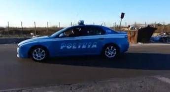 Roma, nomadi del campo Massimina sfrecciano su una volante della Polizia /Video Roma, nomadi del campo Massimina sfrecciano su una volante della Polizia /Video