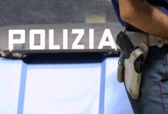 Vicenza, poliziotto ripreso mentre prende per il collo cubano Vicenza, poliziotto ripreso mentre prende per il collo cubano