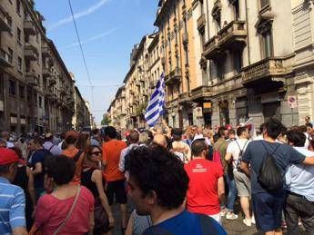 Il gay Pride sfila a Milano, nel corteo anche la bandiera della Grecia /Foto Il gay Pride sfila a Milano, nel corteo anche la bandiera della Grecia /Foto