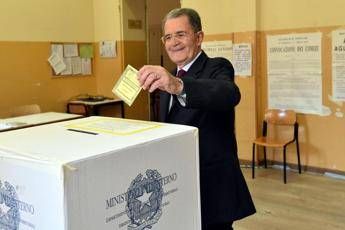 Prodi: Non commento la Consulta, le sentenze sono sacre Prodi: Non commento la Consulta, le sentenze sono sacre
