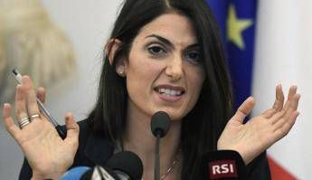 Roma, Raggi risponde a Renzi: Affari con Mafia Capitale? Mica siamo il Pd Roma, Raggi risponde a Renzi: Affari con Mafia Capitale? Mica siamo il Pd