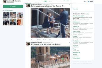 Seduta sul tetto del Campidoglio, l'insolita riunione di Virginia Raggi /Foto Seduta sul tetto del Campidoglio, l'insolita riunione di Virginia Raggi /Foto