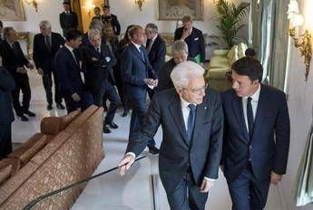 Nato, Renzi scherza con Mattarella: Stiamo progettando l'invasione della Russia Nato, Renzi scherza con Mattarella: Stiamo progettando l'invasione della Russia