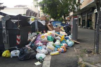 Più operatori in strada e 300 'spazzini di quartiere', accordo fra Ama e sindacati Più operatori in strada e 300 'spazzini di quartiere', accordo fra Ama e sindacati