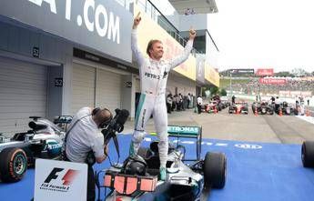 Rosberg trionfa in Giappone e vede il titolo, Ferrari giù dal podio Rosberg trionfa in Giappone e vede il titolo, Ferrari giù dal podio