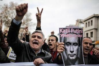Erdogan a Putin: Russia non giochi col fuoco Erdogan a Putin: Russia non giochi col fuoco