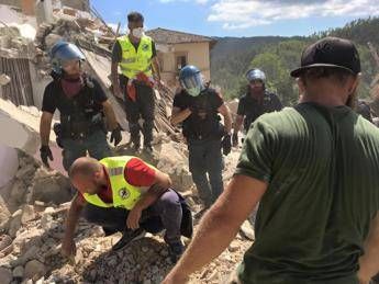 Terremoto, tra i volontari della Salamandra: Ore e ore a scavare ma che gioia salvare due vite Terremoto, tra i volontari della Salamandra: Ore e ore a scavare ma che gioia salvare due vite