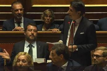 Occhi al cielo e sorrisi, Salvini 'commenta' il discorso di Conte /Foto Occhi al cielo e sorrisi, Salvini 'commenta' il discorso di Conte /Foto