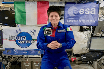 Sulla Iss sventola la bandiera del WeFly! Team. Samantha:Abbiate il loro coraggio /Video Sulla Iss sventola la bandiera del WeFly! Team. Samantha:Abbiate il loro coraggio /Video