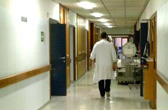 Morto dopo ricovero forzato, choc da compressione al collo Morto dopo ricovero forzato, choc da compressione al collo