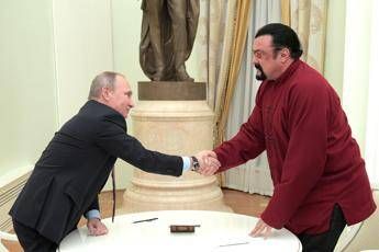 Putin consegna il passaporto russo a Steven Seagal /Video Putin consegna il passaporto russo a Steven Seagal /Video