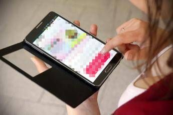 Smartphone mania, più di 7 italiani su 10 lo tengono sempre in mano Smartphone mania, più di 7 italiani su 10 lo tengono sempre in mano
