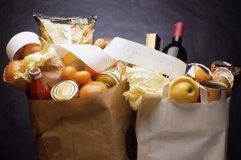 Coronavirus, due fratelli egiziani donano oltre 300 chili di cibo a famiglie in difficoltà Coronavirus, due fratelli egiziani donano oltre 300 chili di cibo a famiglie in difficoltà