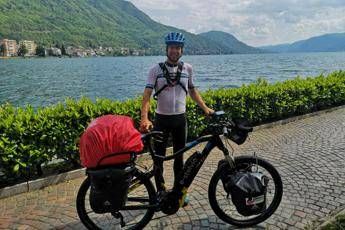 Comizi? No, entro nei bar, candidato si fa 2500 km in bici Comizi? No, entro nei bar, candidato si fa 2500 km in bici