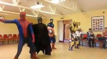 Supereroi e super-ballerini, la danza funky di Spiderman & Co. è record di clic Supereroi e super-ballerini, la danza funky di Spiderman & Co. è record di clic