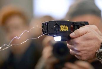 Pistola elettrica alla polizia, primo via libera in commissione alla Camera Pistola elettrica alla polizia, primo via libera in commissione alla Camera
