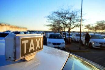 Taxi nel mirino Antitrust, istruttoria su principali società Roma e Milano Taxi nel mirino Antitrust, istruttoria su principali società Roma e Milano