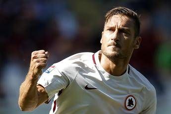 Auguri Capità! Da Bova a Gerini, da Amendola al barbiere: tutta Roma per i 40 anni di Totti /Video Auguri Capità! Da Bova a Gerini, da Amendola al barbiere: tutta Roma per i 40 anni di Totti /Video