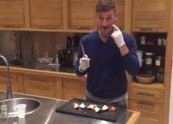 Totti taglia la cipolla senza piangere e sfida Verdone e Valentino Rossi /Video Totti taglia la cipolla senza piangere e sfida Verdone e Valentino Rossi /Video