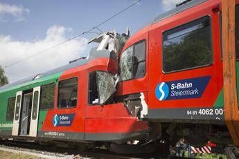 Scontro fra treni in Austria, un morto e alcuni feriti gravi Scontro fra treni in Austria, un morto e alcuni feriti gravi