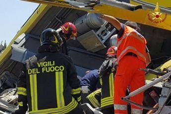 Scontro treni, sotto locomotiva possibili altri resti Scontro treni, sotto locomotiva possibili altri resti