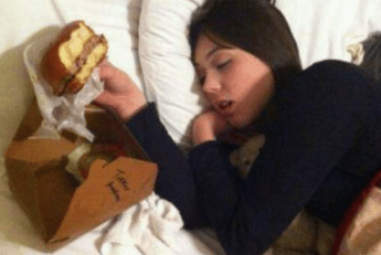 La ragazza è vegana, il fratello le prepara uno scherzo coi fiocchi La ragazza è vegana, il fratello le prepara uno scherzo coi fiocchi