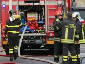 Roma, spento rogo in campo rom La Barbuta: fumo fino all'aeroporto di Ciampino Roma, spento rogo in campo rom La Barbuta: fumo fino all'aeroporto di Ciampino