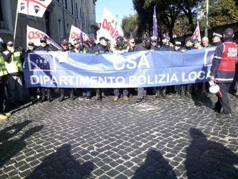 Vigili in piazza, corteo nazionale a Roma: Siamo 10mila /Video 1 2 3 4 /Foto Vigili in piazza, corteo nazionale a Roma: Siamo 10mila /Video 1 2 3 4 /Foto