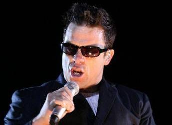 Robbie Williams non si fida, strette di mano e poi disinfettante /Video Robbie Williams non si fida, strette di mano e poi disinfettante /Video