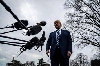 Trump di nuovo in fabbrica senza mascherina: Test sopravvalutati Trump di nuovo in fabbrica senza mascherina: Test sopravvalutati