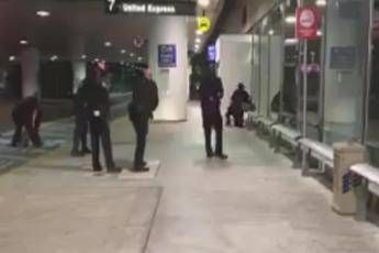 Los Angeles, Uomo vestito da Zorro trattenuto da polizia /Video Los Angeles, Uomo vestito da Zorro trattenuto da polizia /Video