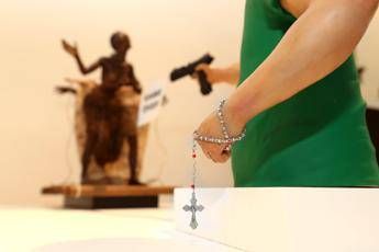Napoli, in mostra scultura choc: Salvini spara ai migranti /Guarda Napoli, in mostra scultura choc: Salvini spara ai migranti /Guarda